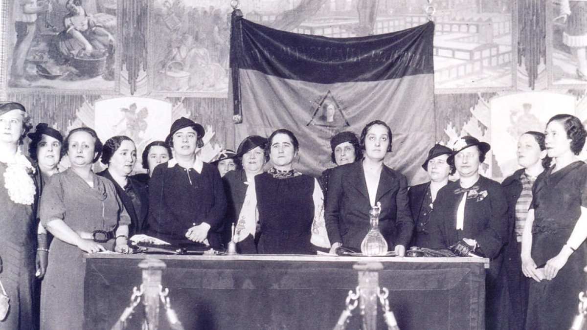 Campoamor, al centre, va ser clau per aconseguir el sufragi femení.