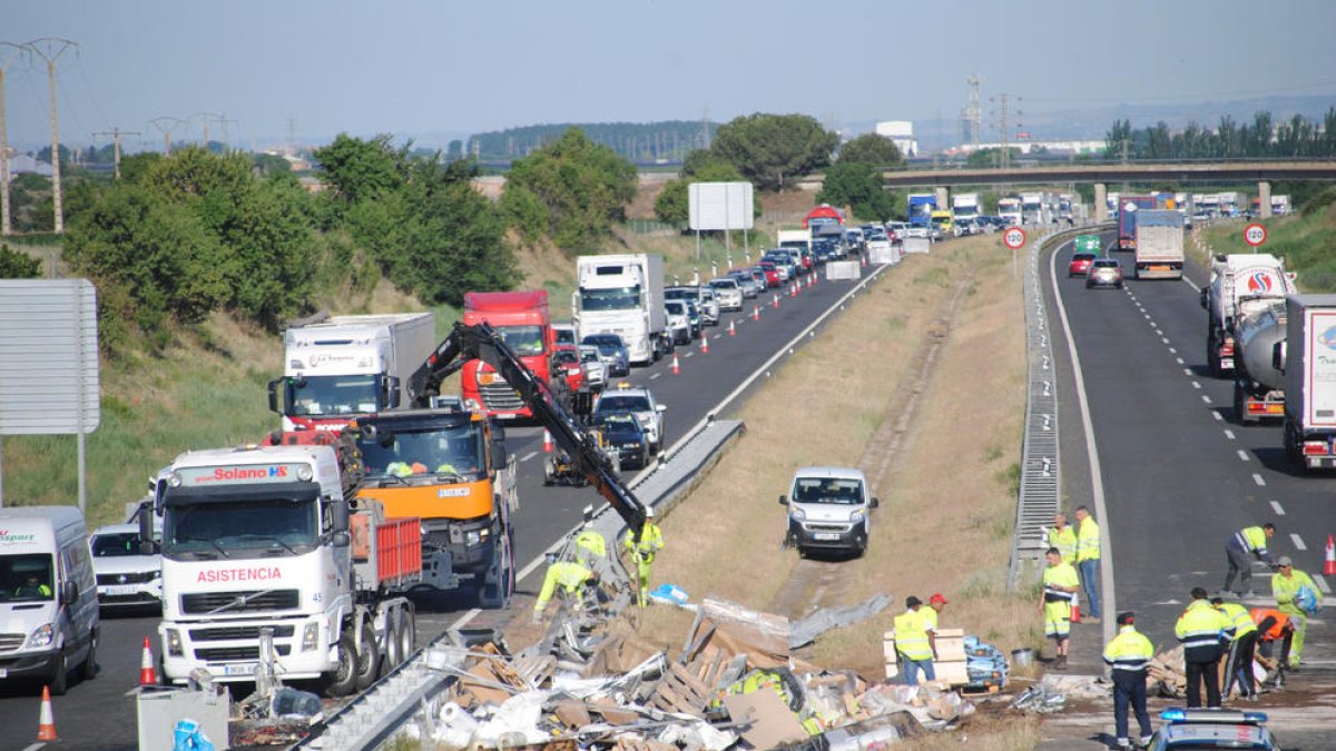 Van multar 14 conductors a les cues d’aquest accident a l’A-2.