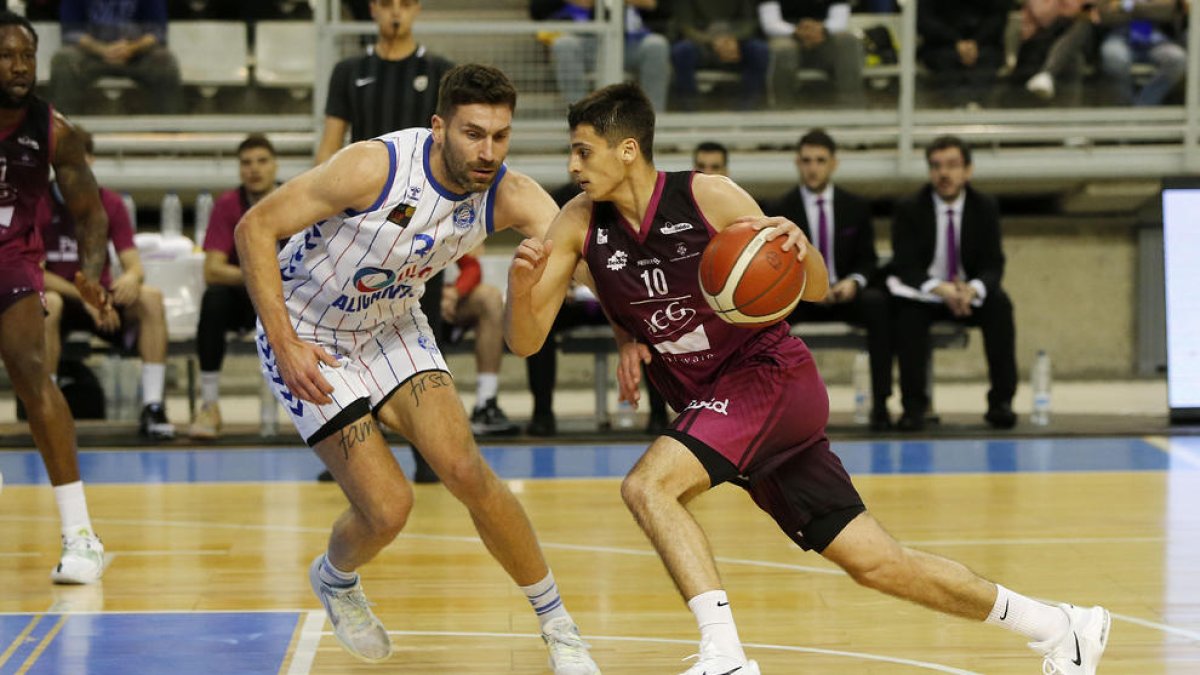 Matulionis, defensant Juani Marcos en el partit disputat a Alacant de la passada campanya.
