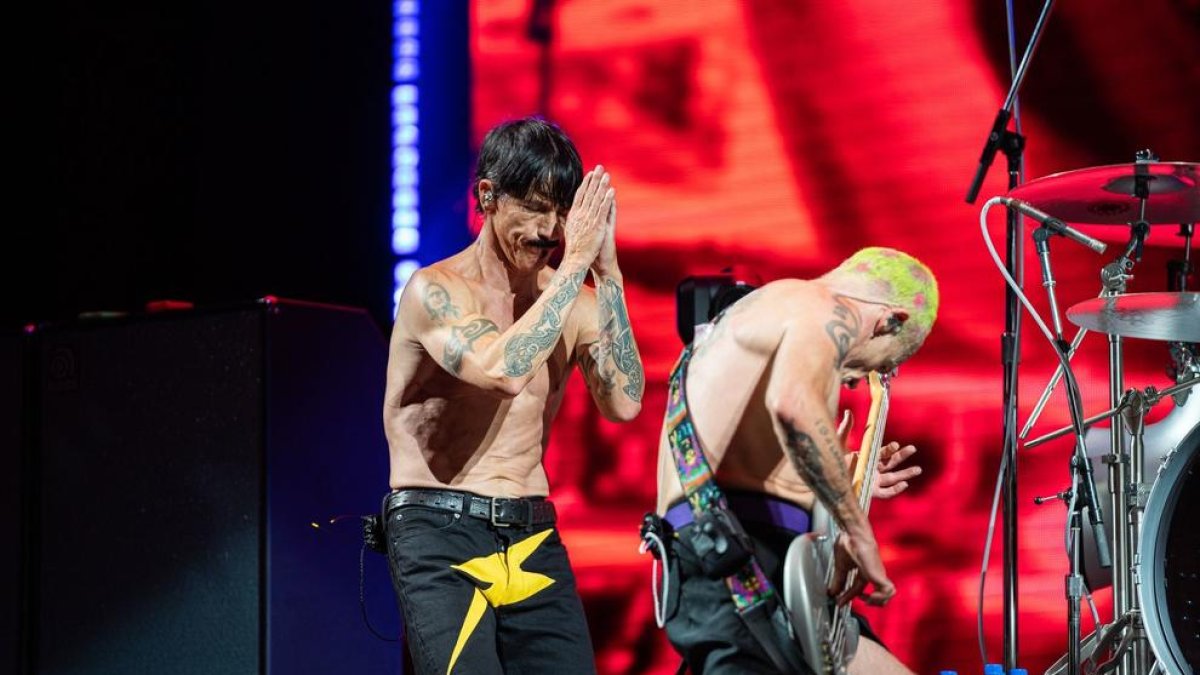 El vocalista Anthony Kiedis (esquerra) i el baix elèctric Flea durant un concert de la banda de rock Red Hot Chili Peppers, ea l'Estadi Olímpic de Barcelona.
