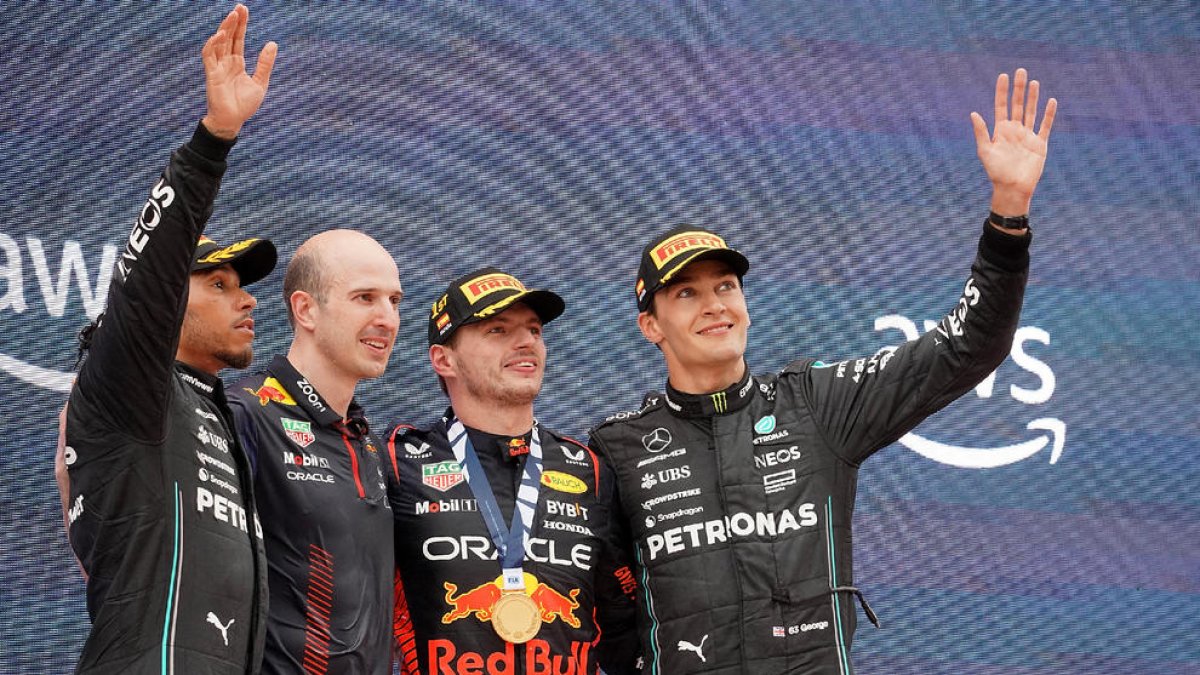 Lewis Hamilton, David Mart (Red Bull), Max Verstappen y George Russell, en el podio de Montmeló.