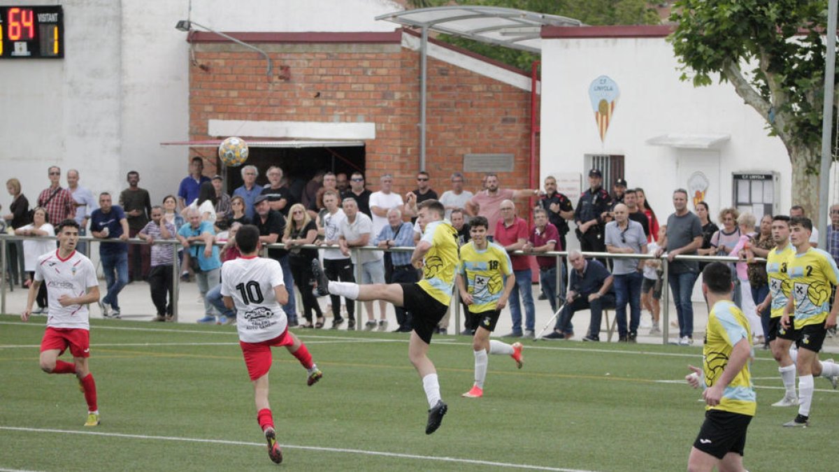 Un jugador del Guissona treu una pilota.