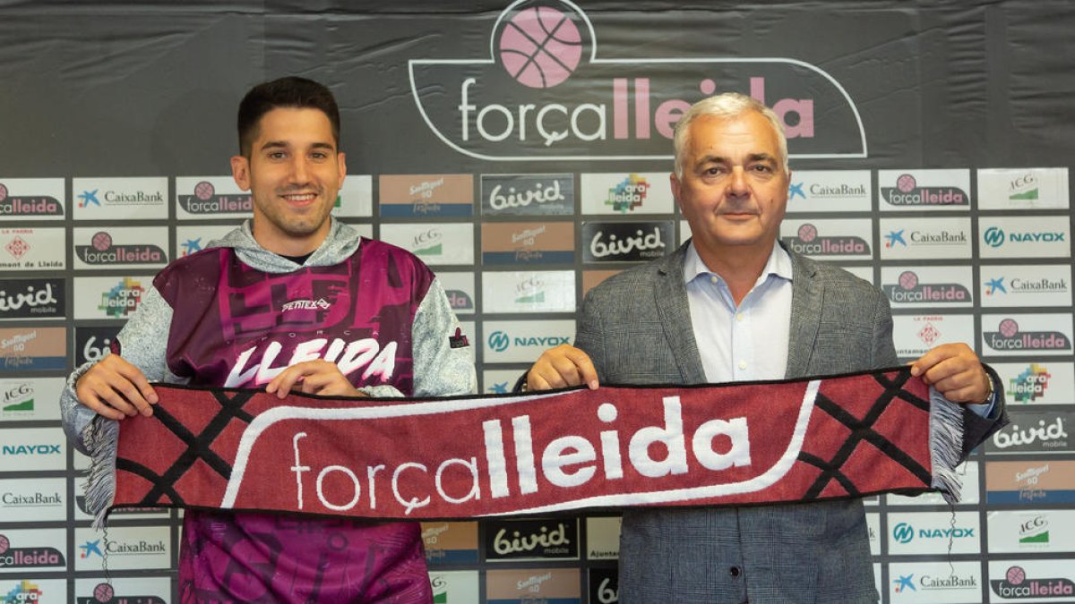 El president Albert Aliaga, al costat de Ruben Petrus durant la presentació del nou entrenador.