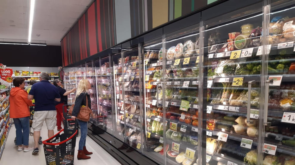 Clients fent la compra en un supermercat.