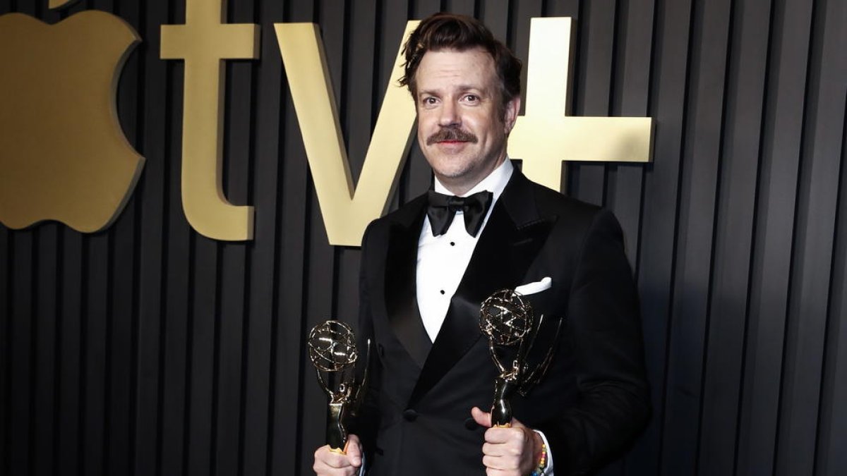 El actor estadounidense Jason Sudeikis posa con los Premios Emmy a 'Serie de Comedia de Actor Principal' y 'Serie de Comedia Destacada'.