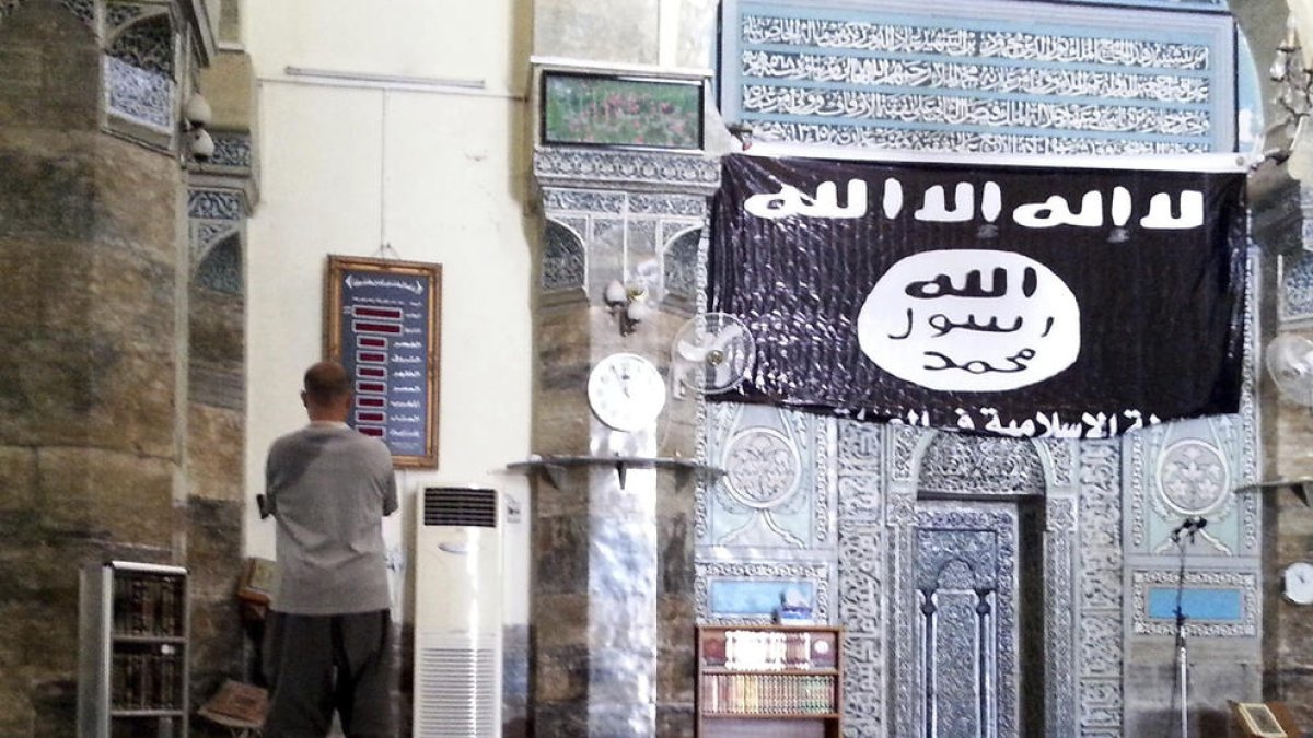 Bandera del grupo yihadista Estado Islámico en Mosul (Irak).