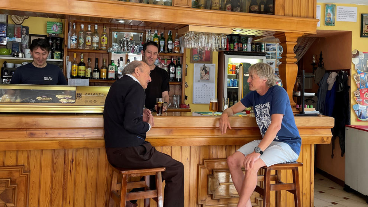 Jesús Calleja conversa con los vecinos de la comarca.