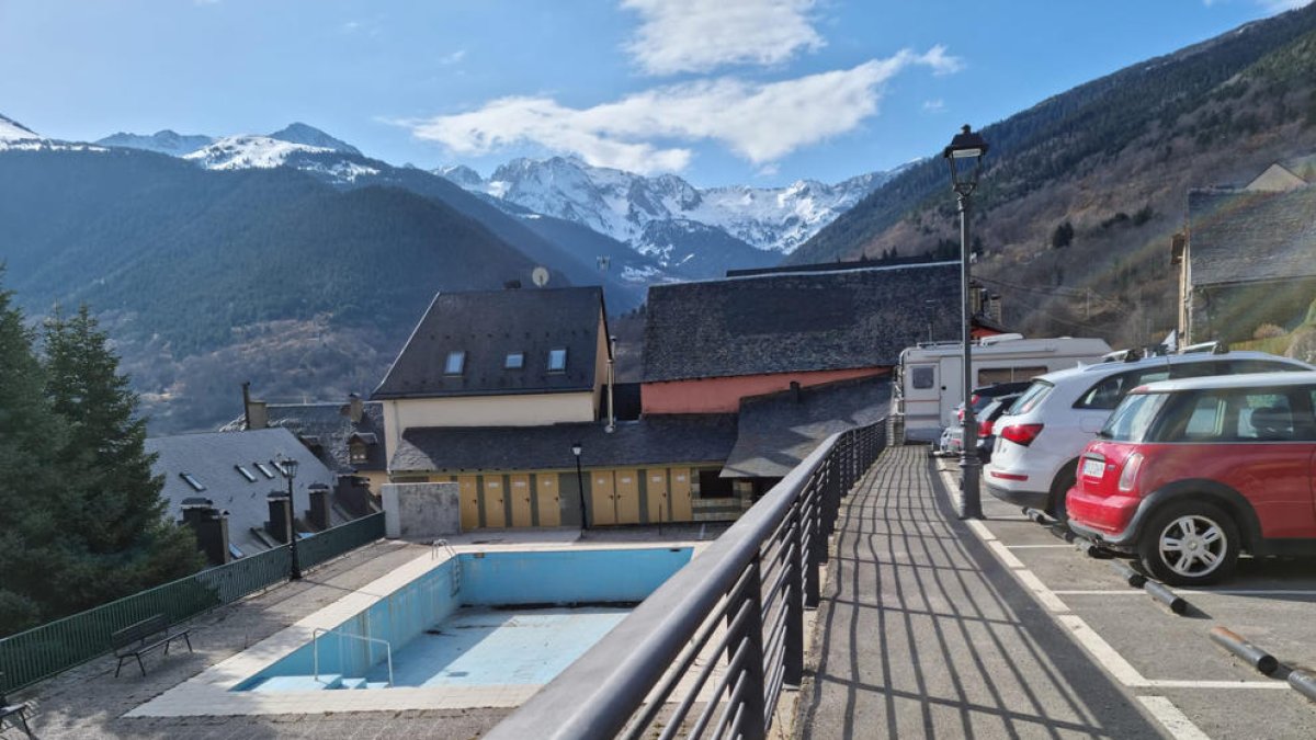 La piscina pública de Gausac, vacía y en desuso.