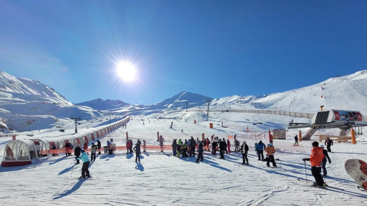 Más de 2.000 personas visitaron ayer la estación de Boí Taüll, en la Alta Ribagorça.