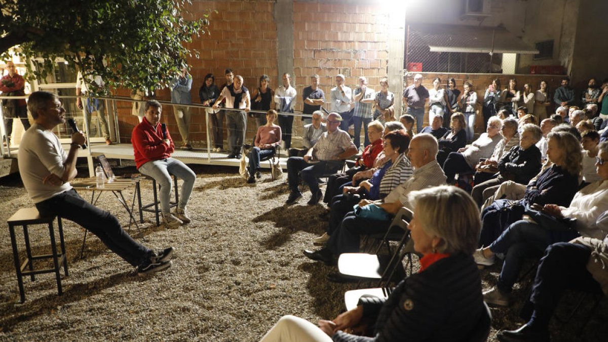 Albert Llimós y Sique Rodríguez, ayer en la presentación de la novela en el patio de la librería La Fatal.