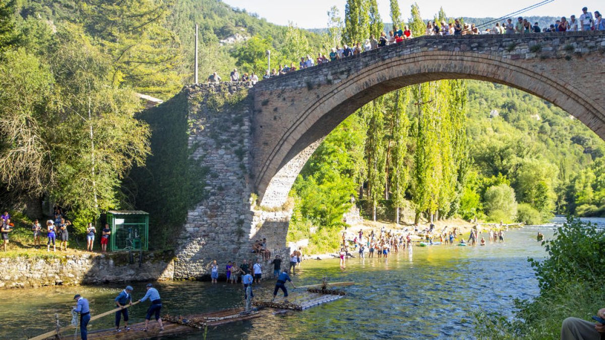 Los ‘raiers’ de La Pobla de Segur volvieron a surcar el Pallaresa en Gerri cien años después de la última bajada.