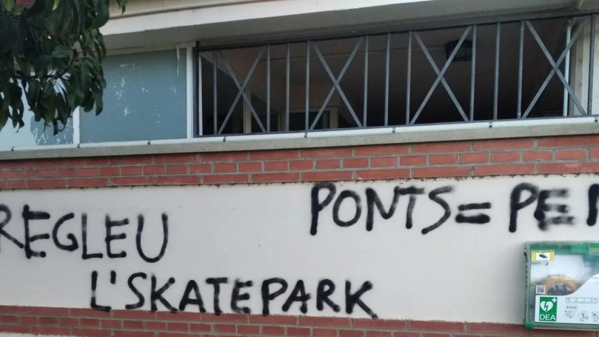 Una de las pintadas aparecidas en equipamientos de Ponts.