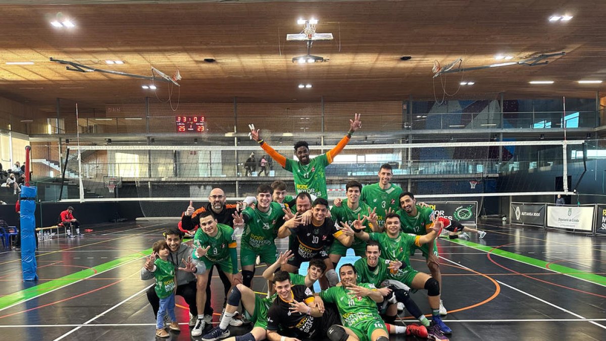 Los jugadores del Rodi Balàfia Vòlei celebrando el triunfo.