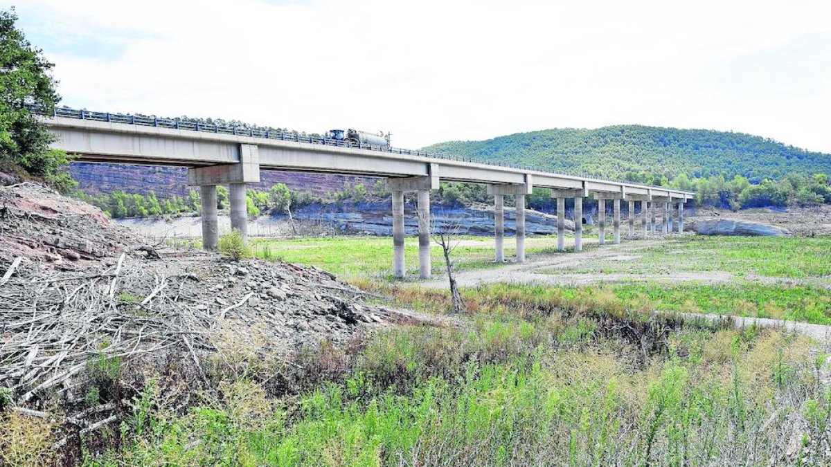 Imatge de la cua del pantà de Rialb al pont de Nuncarga, en una zona normalment inundada.