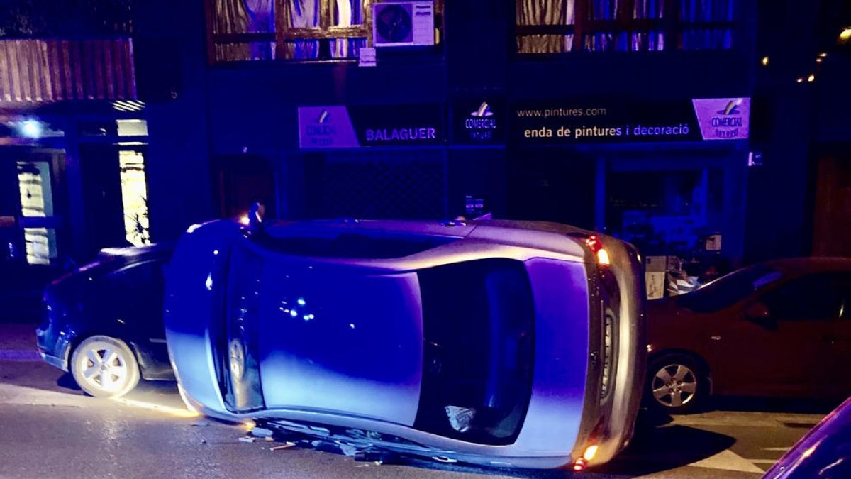 Una jove va bolcar a l’avinguda Pere III de Balaguer.