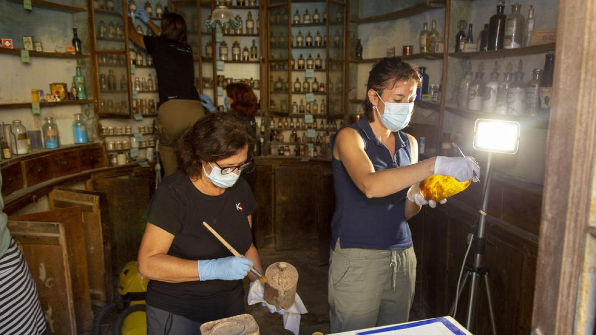 Técnicos en la antigua farmacia Tomàs Pinyol de Llardecans.
