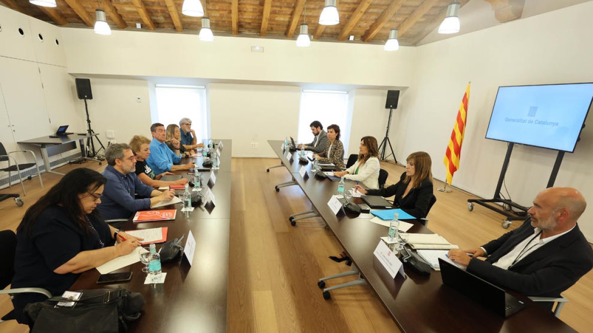 Un moment de la reunió que van mantenir ahir la consellera Vilagrà i el seu equip amb els sindicats.