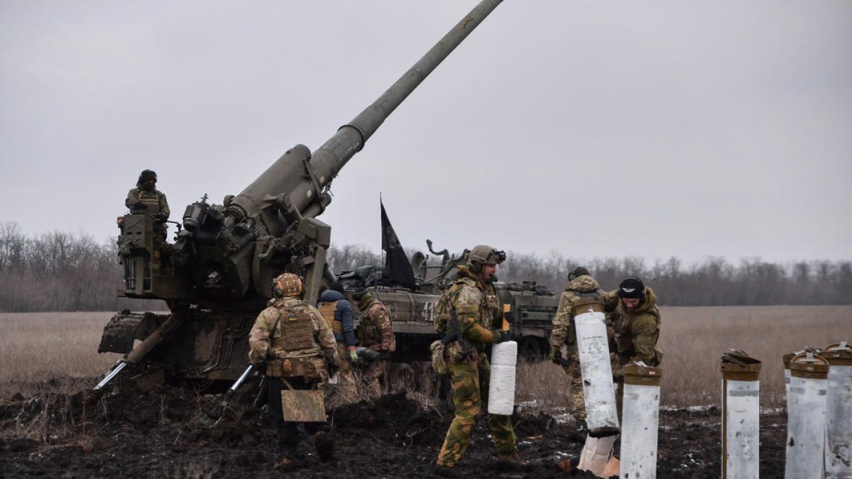 Les tropes ucraïneses es preparen per disparar contra l’exèrcit rus a prop de Bakhmut.