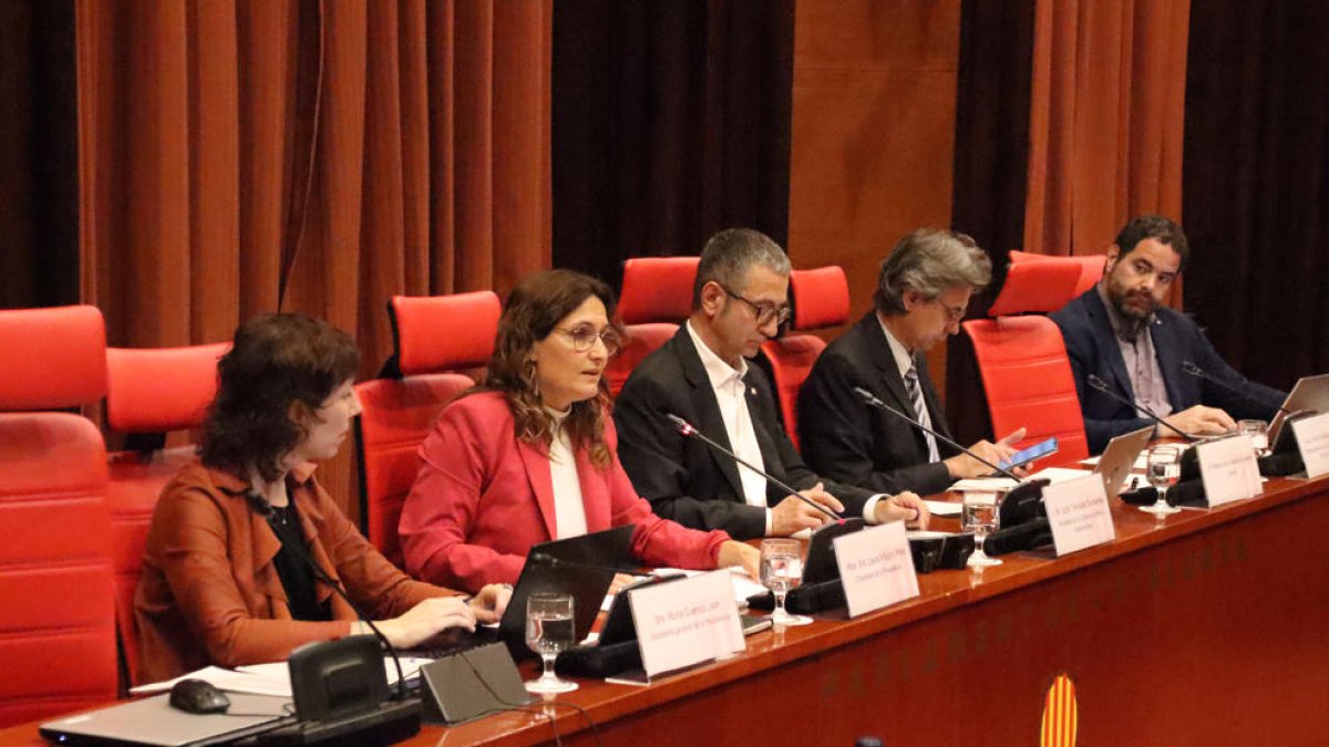 La consellera de la Presidència, Laura Vilagrà, i membres de la Comissió d'Afers Institucionals durant la sessió aquest divendres al Parlament.