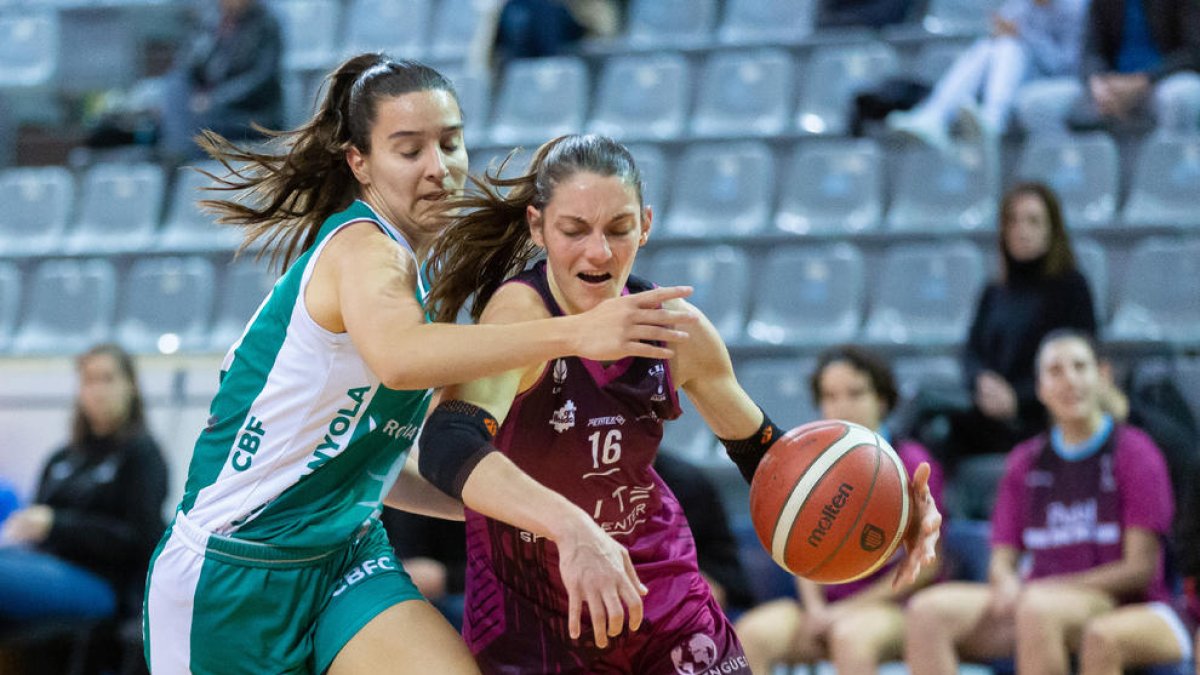 Maria Cerqueda intenta irse del marcaje de  una rival.