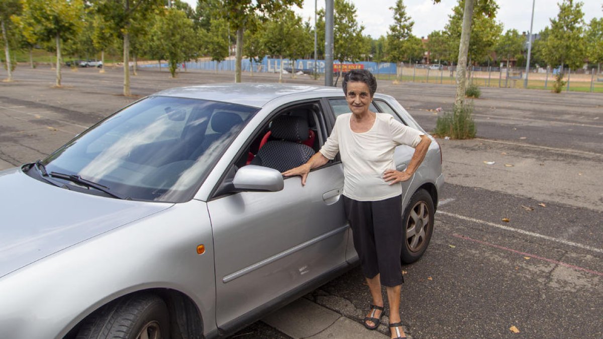 Carme Solé, de 78 anys, al costat del seu vehicle, que usa de forma habitual per moure’s per Lleida.