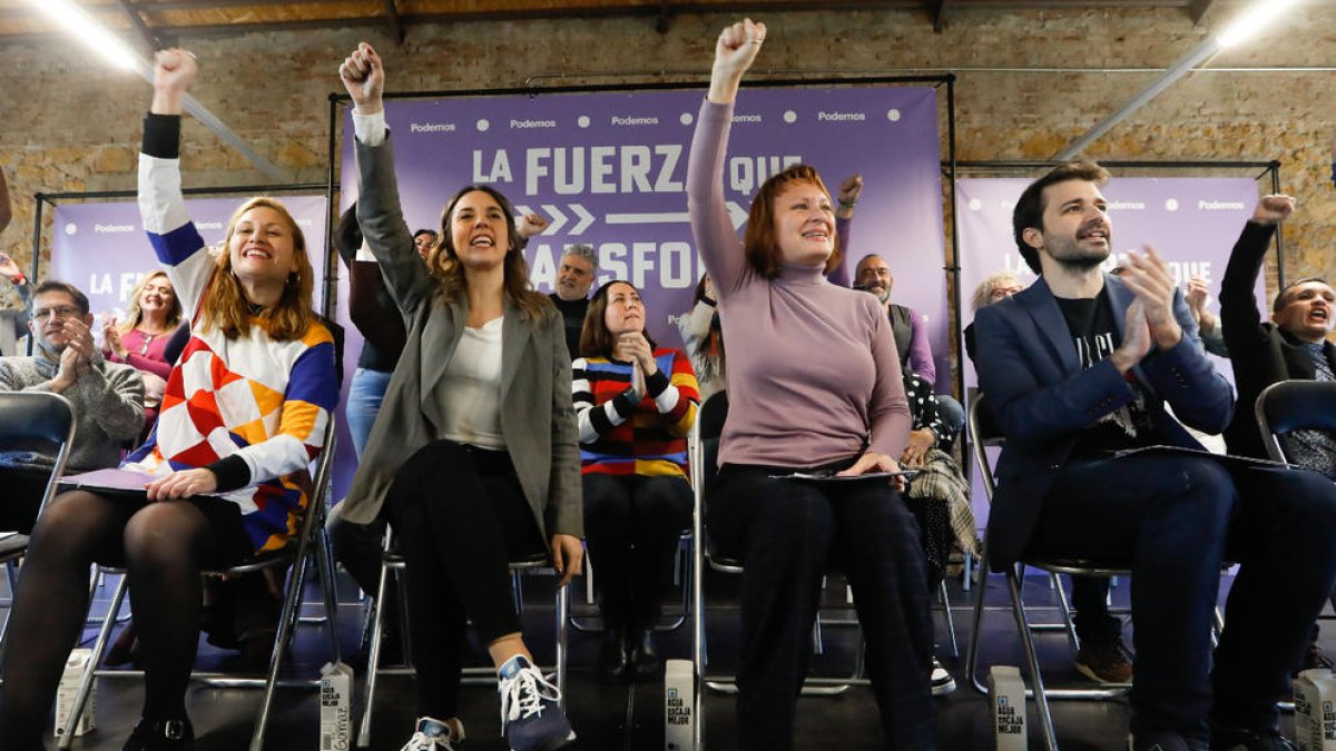 Irene Montero, con chaqueta gris, ayer en el acto de Podemos en Murcia junto a miembros del partido.