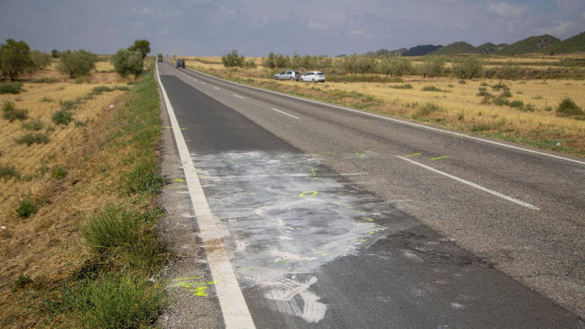Vista de la carretera C-26 al seu pas per Castelló de Farfanya, on ahir es va produir el xoc mortal.