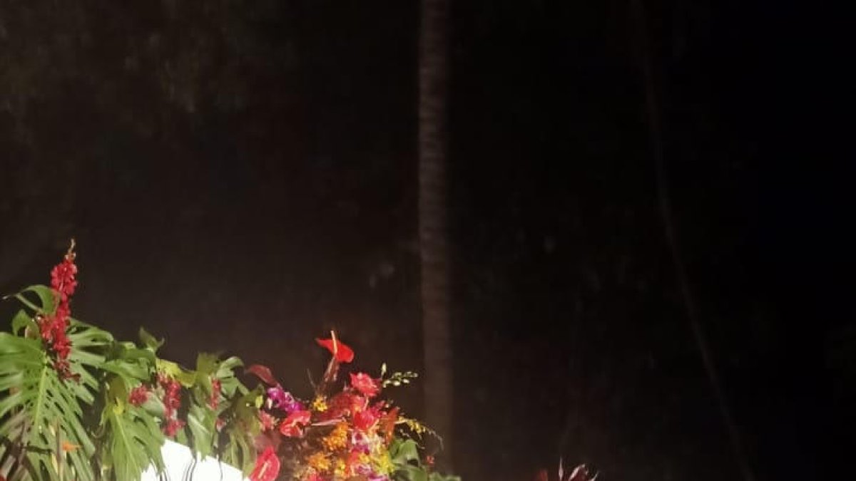 Àngel Vidal y Josep Maria Castelló muestran sus medallas que acreditan haber finalizado la prueba.