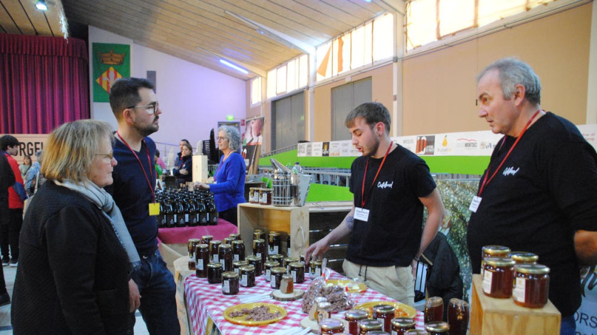 La sala La Cultural de Bell-lloc acoge la primera feria de vino y gastronomía de Bell-lloc.