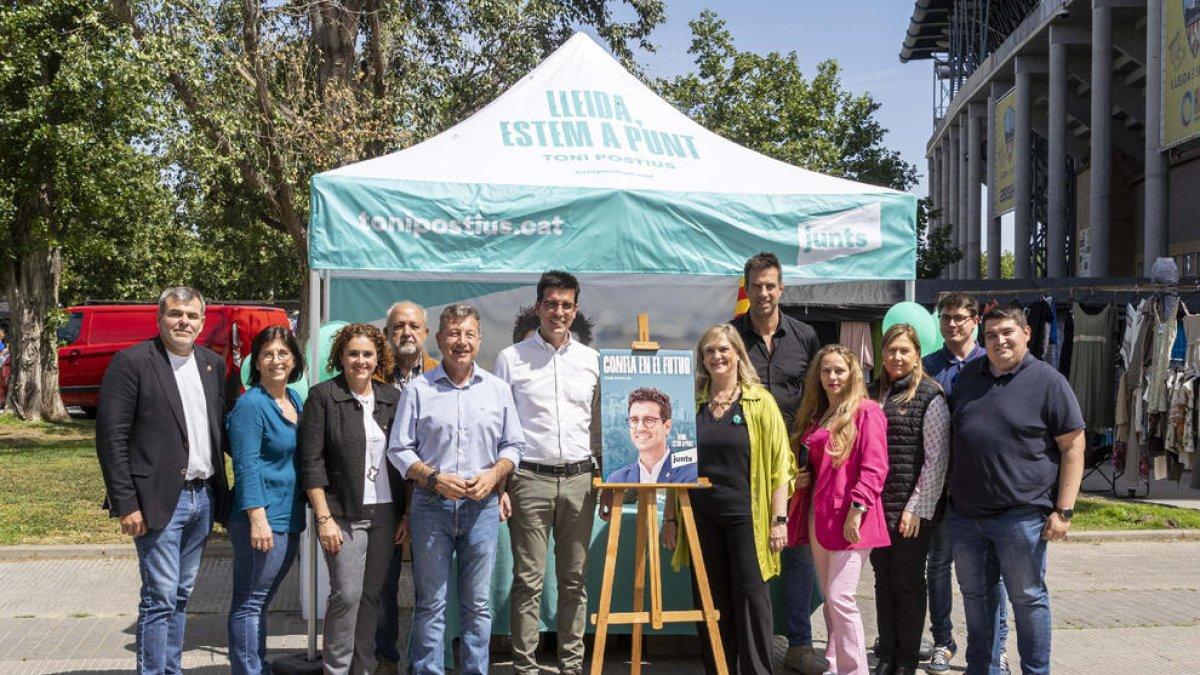 Postius, en el centro, con los miembros de su candidatura, ayer.