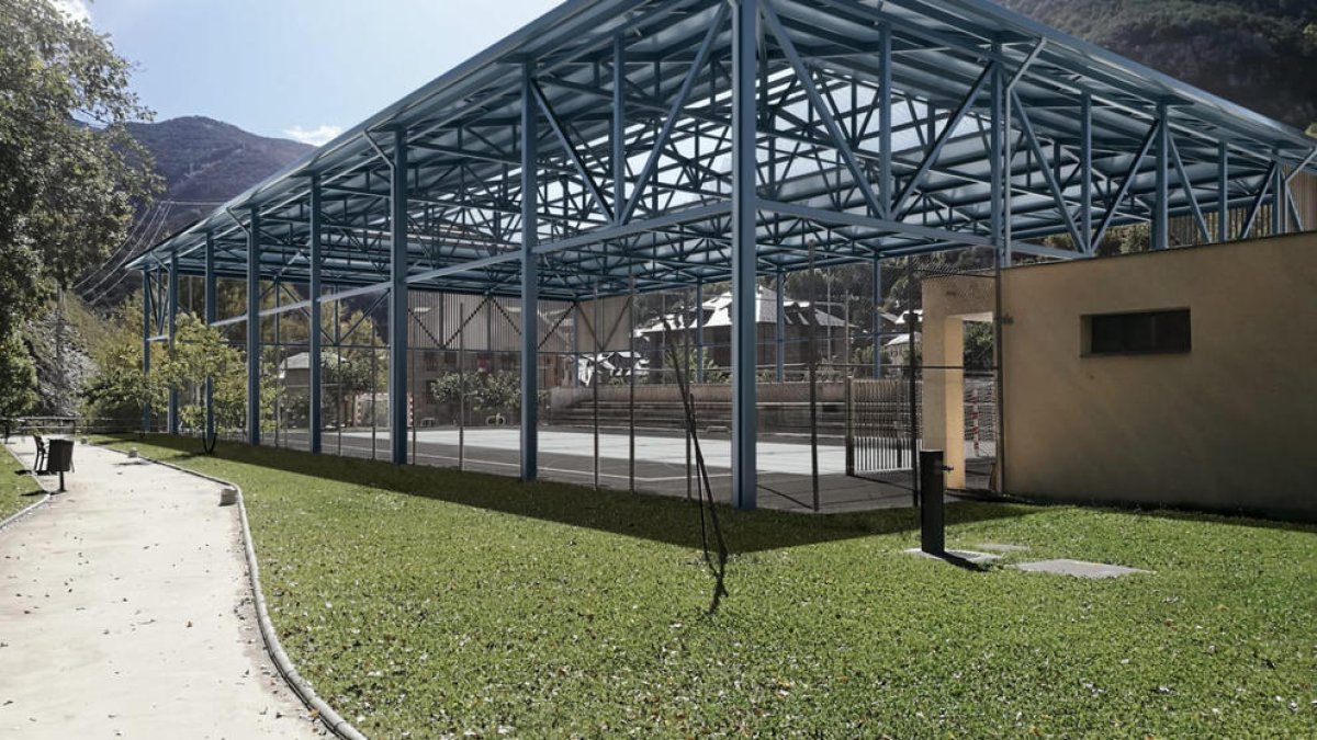 Obras para construir el tejado del polideportivo de Llavorsí