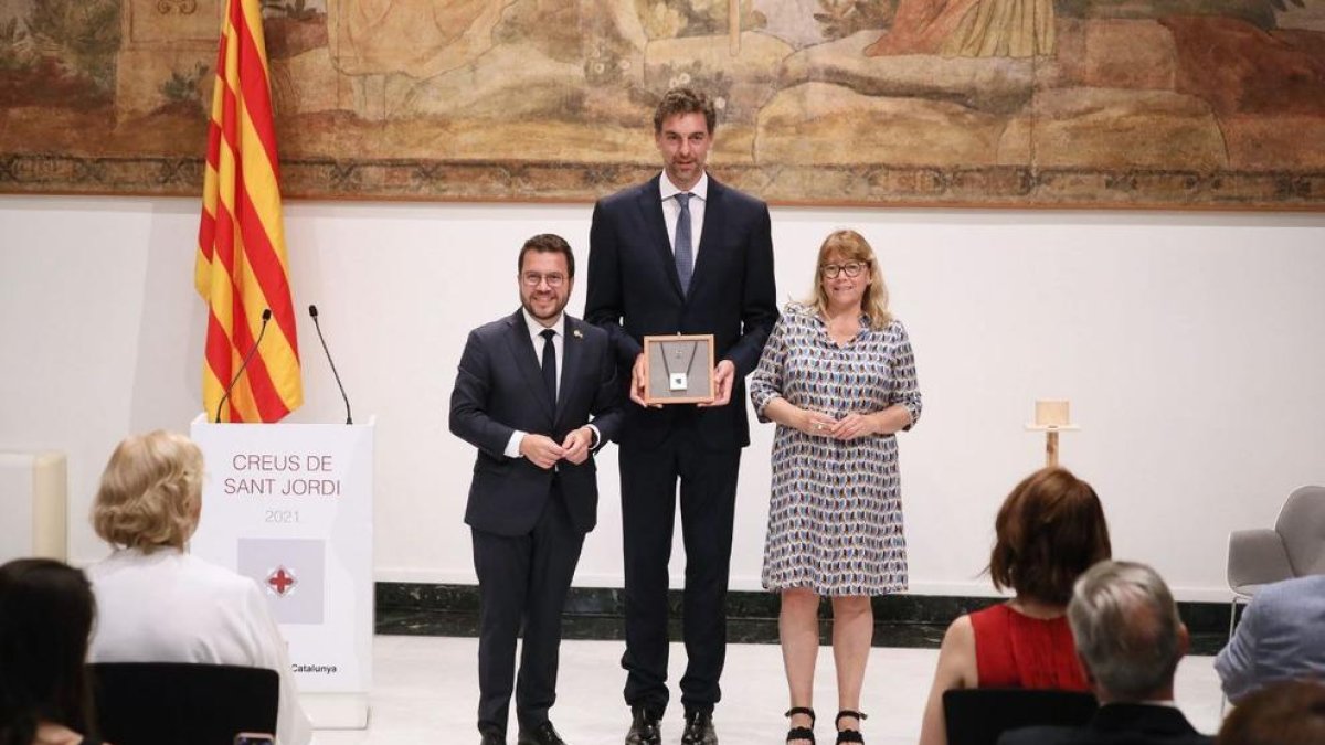 El president de la Generalitat, Pere Aragonès; l'ex basquetbolista Pau Gasol amb la Creu de Sant Jordi, i la consellera de Cultura, Natàlia Garriga.