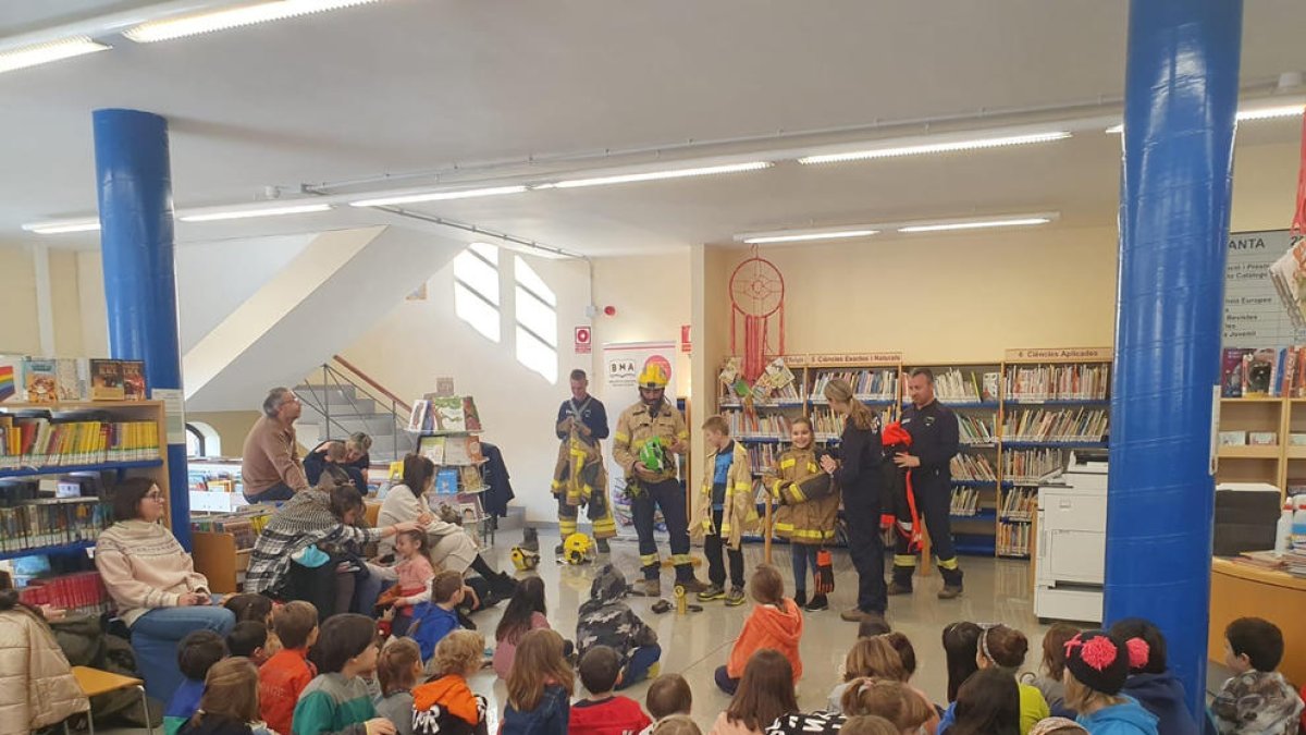 Los bomberos, ayer durante la sesión en la biblioteca.