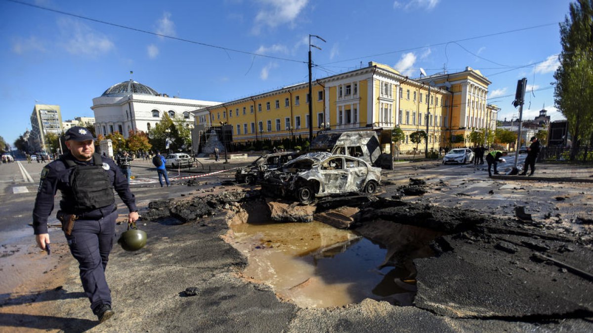 Imatge d’una de les zones bombardejades ahir a Kíiv, la capital ucraïnesa.