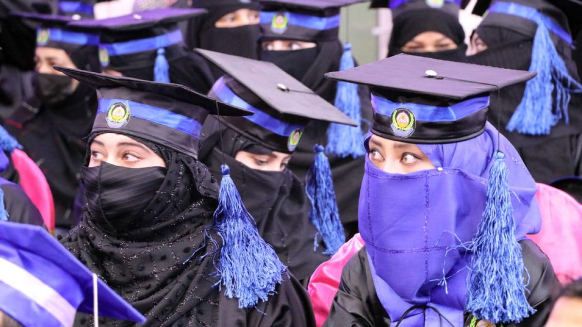 Los talibanes prohíben a las mujeres estudiar en la universidad en Afganistán