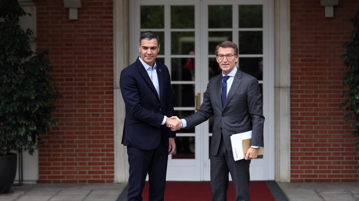 Pedro Sánchez i Alberto Núñez Feijóo se saluden a l’arribar a una reunió a La Moncloa.