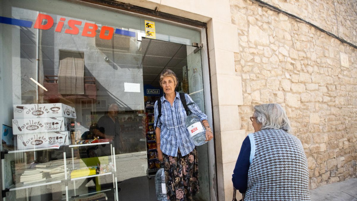 Repartiment d’aigua embotellada a l’Espluga Calba dimarts.
