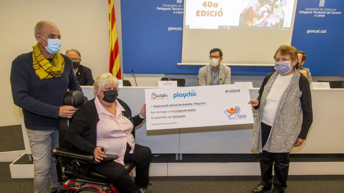 La AAVV de Balàfia y la Associació Playchic dieron un cheque de 1.000 euros para Aremi.