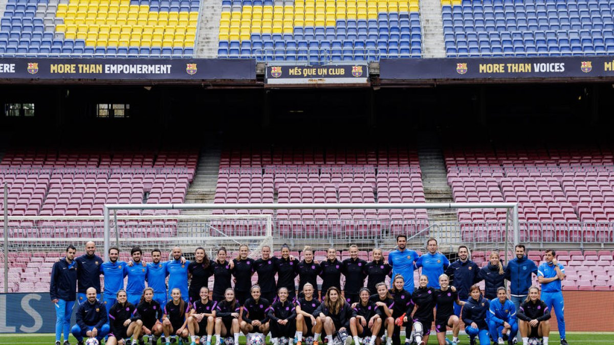 El equipo femenino del Barcelona, ayer en el Camp Nou, donde jugará hoy.