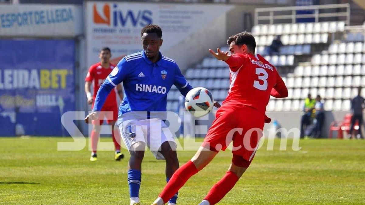Alpha Bakayoko lluita una pilota amb un jugador del Terrassa