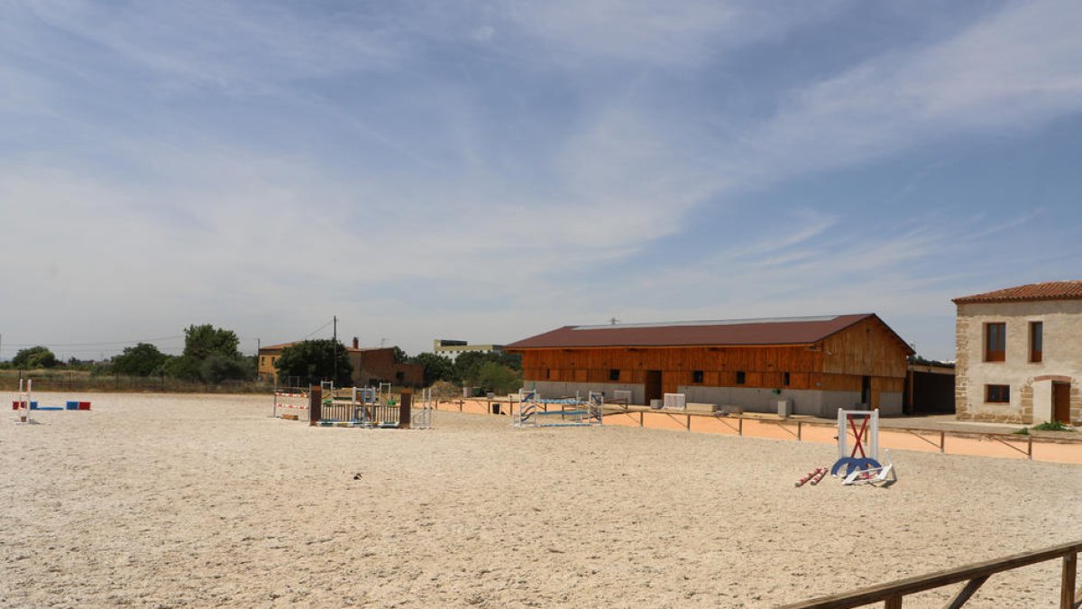 La instal·lació hípica s’ubica a prop de la carretera N-II, passada la desviació cap a la Caparrella.