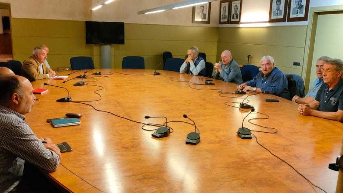 Reunió dels afectats pel tancament dels canals d'Urgell i el Segarra-Garrigues.