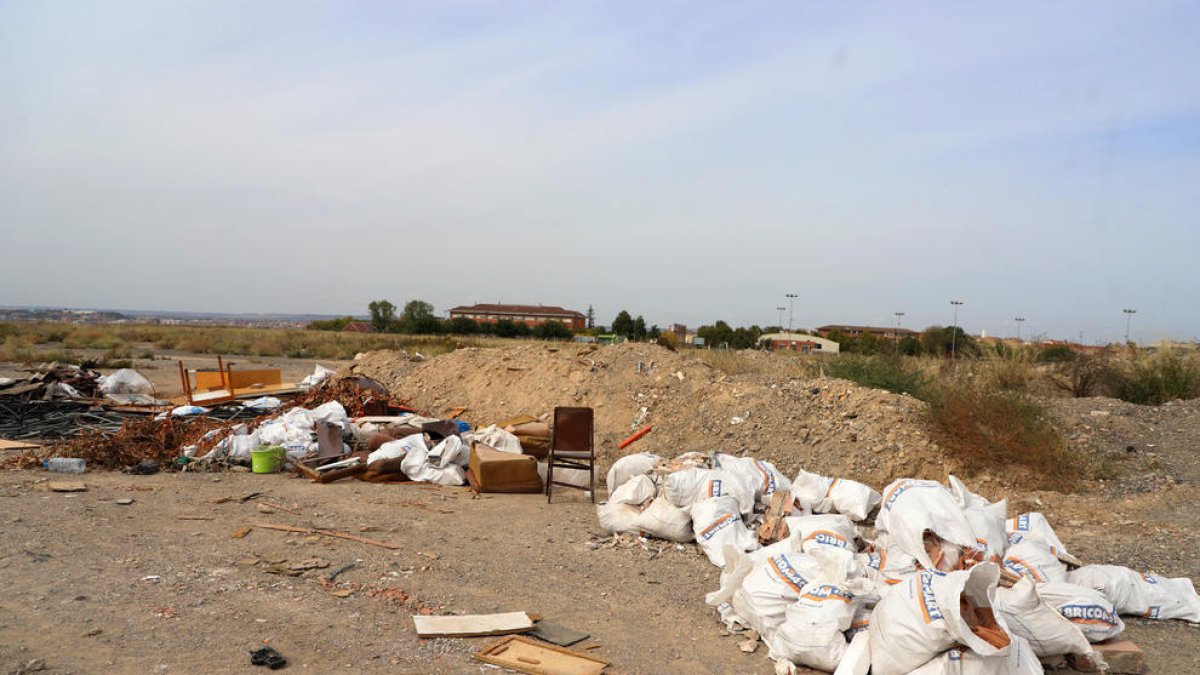 El solar que el ayuntamiento limpió por completo a finales de septiembre vuelve a estar lleno de basura.