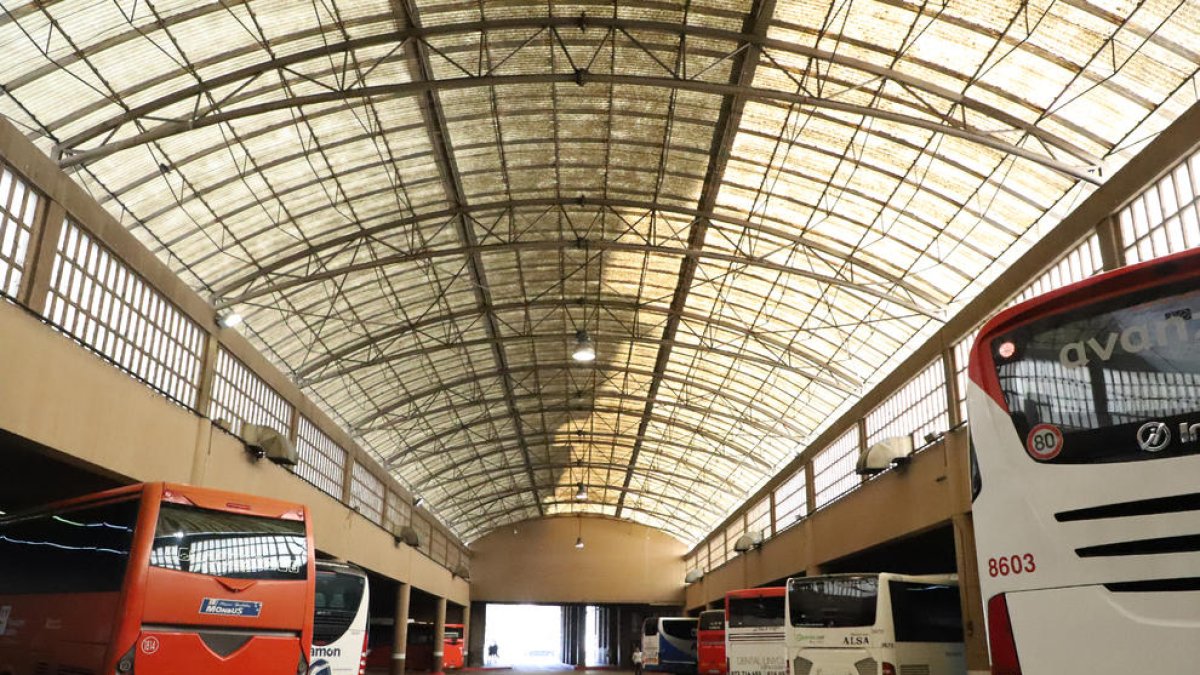 Imagen del tejado del actual apeadero visto desde el interior.