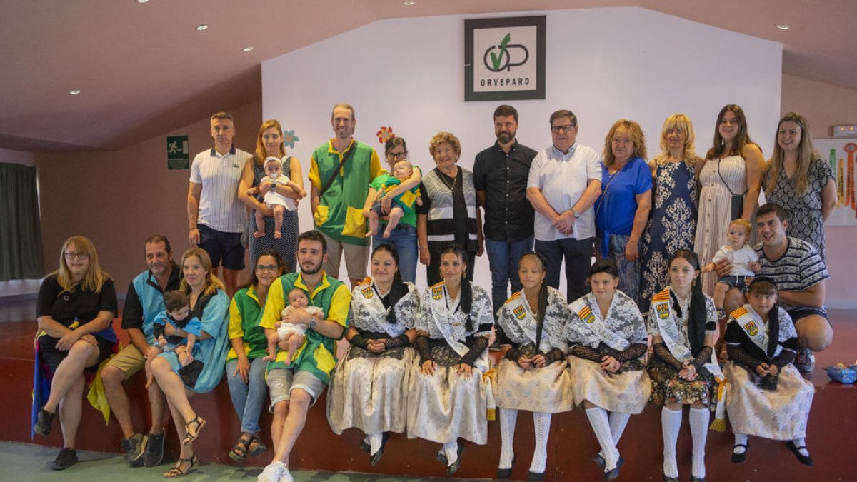 Les cinc famílies homenatjades amb les pubilles i els membres de la junta directiva d’Orvepard.