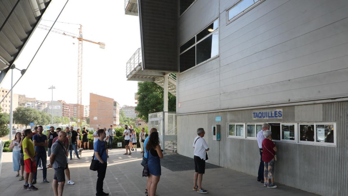 Ayer por la tarde se formaron colas frente a las taquillas del Espai Fruita-Barris Nord para conseguir entradas para el decisivo quinto partido de mañana.