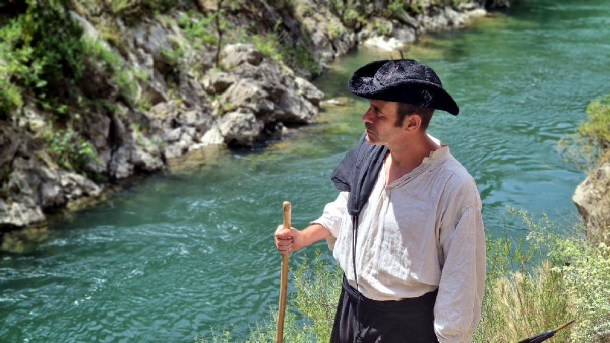 Un jove Jacint Verdaguer, interpretat per Santi Pocino, recorre el congost de Collegats durant el rodatge de ‘Canigó 1883’.