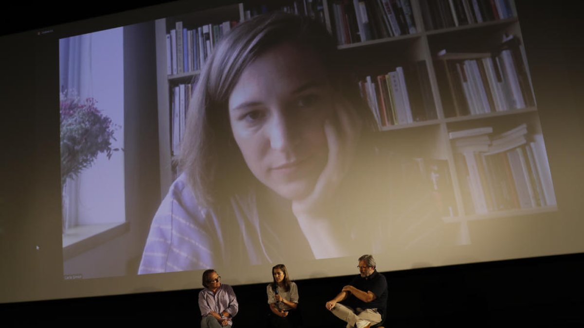 Tres productors del film i Carla Simón via telemàtica, ahir a l’Acadèmia del Cine.