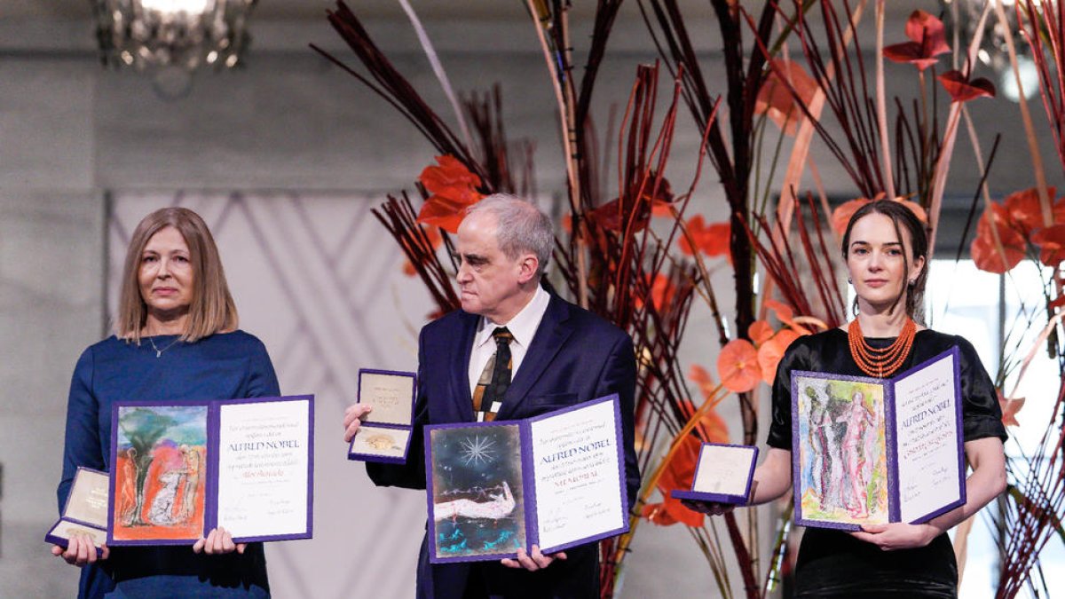 La ucraïnesa Oleksandra Matviitxuk, el rus Jan Ratxinski i l’esposa del bielorús Alés Bialiatski.