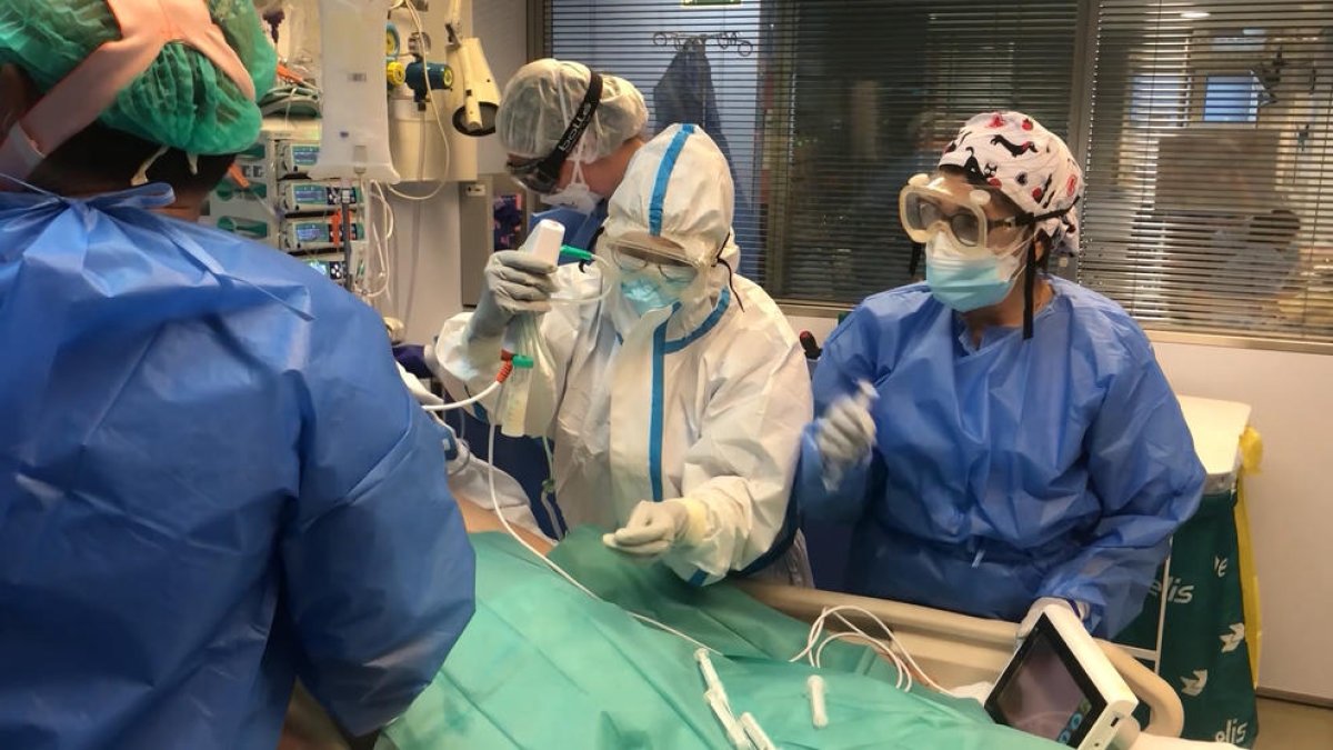 Imatge d’arxiu de l’UCI de l’Arnau amb malalts de Covid.